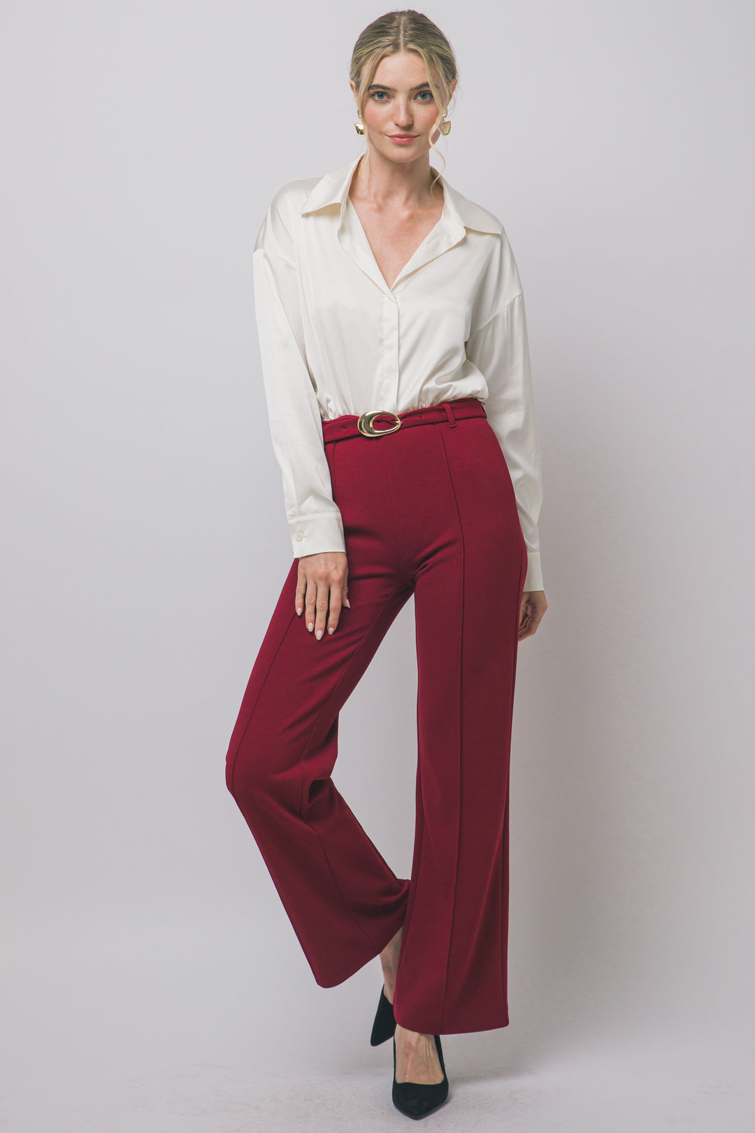 Pantiblusa estilo camisa satinada en tono perla/champán, diseñada para brindar un ajuste elegante y estilizado.