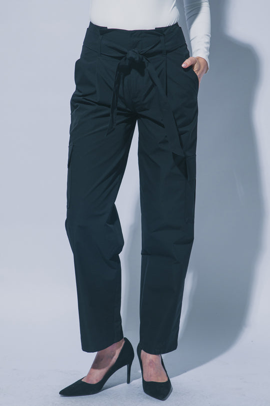 Pantalón estilo cargo de tiro alto con corte recto y cinturón de la misma tela ajustarse a la cintura