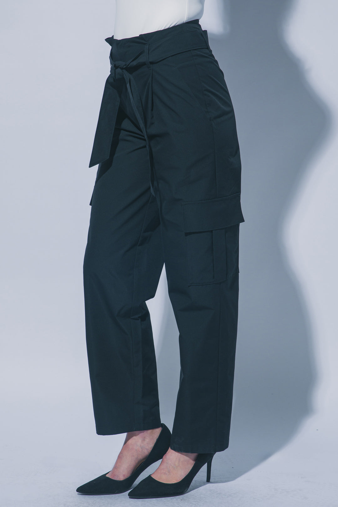 Pantalón estilo cargo de tiro alto con corte recto y cinturón de la misma tela ajustarse a la cintura