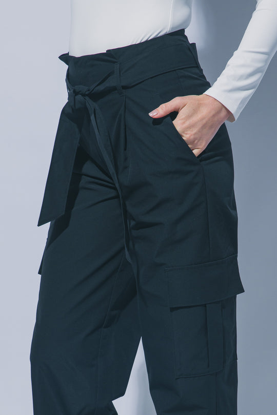 Pantalón estilo cargo de tiro alto con corte recto y cinturón de la misma tela ajustarse a la cintura