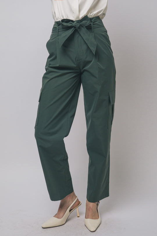 Pantalón estilo cargo de tiro alto con corte recto y cinturón de la misma tela ajustarse a la cintura