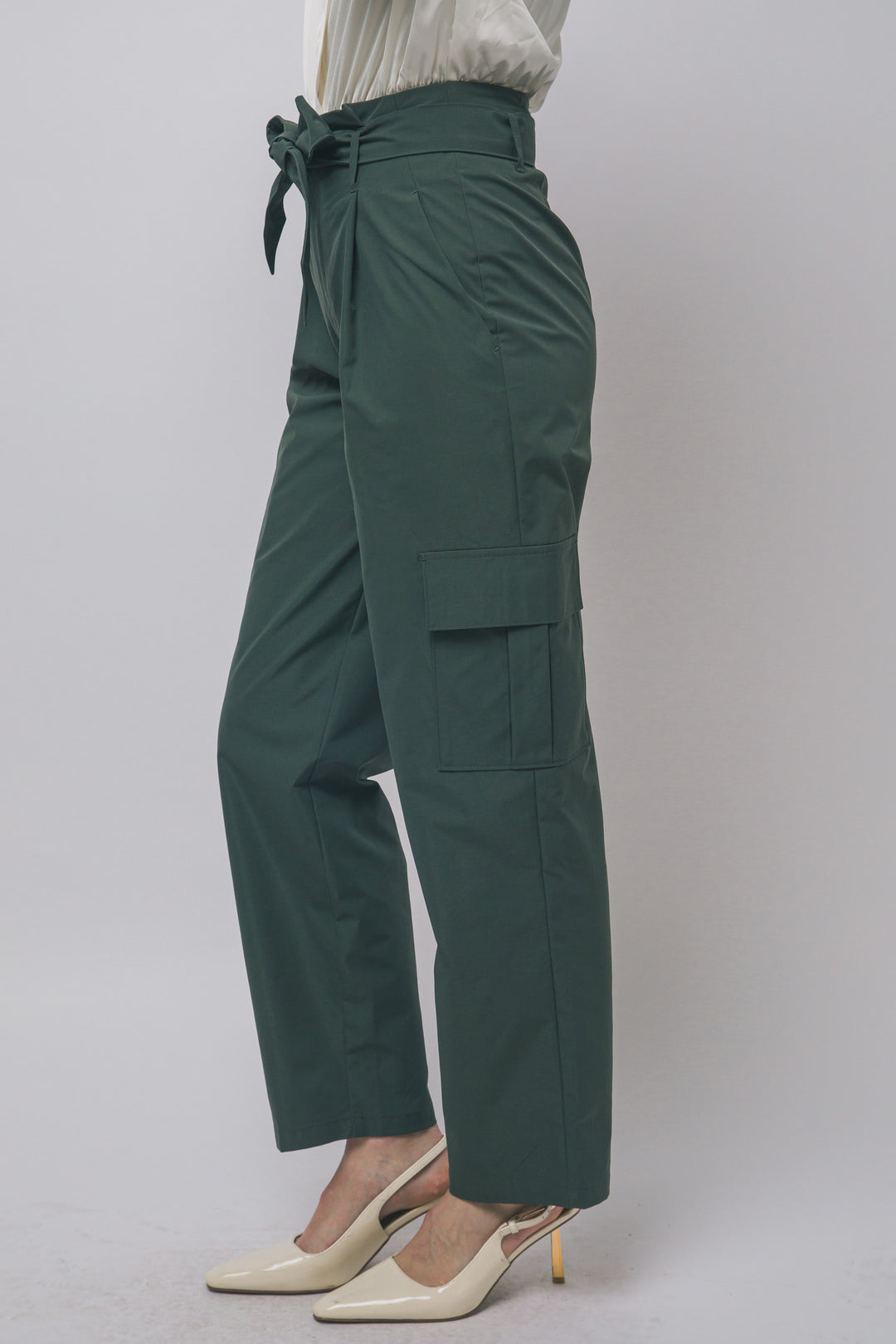 Pantalón estilo cargo de tiro alto con corte recto y cinturón de la misma tela ajustarse a la cintura