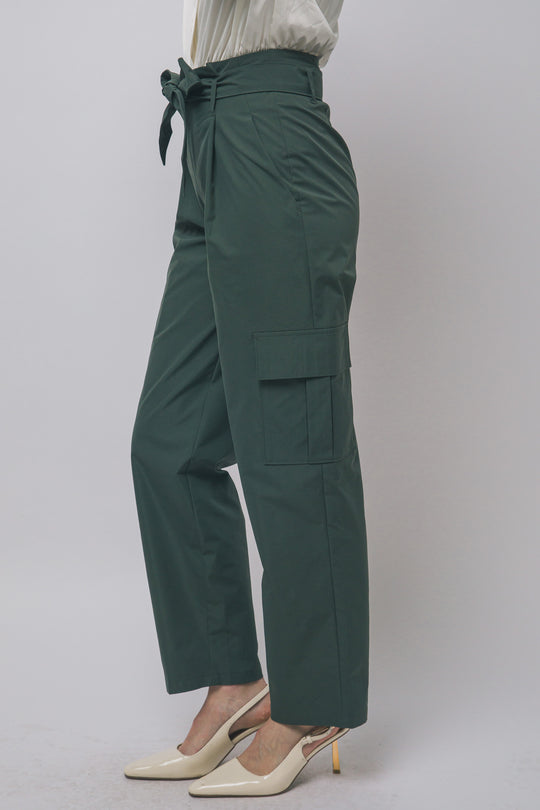 Pantalón estilo cargo de tiro alto con corte recto y cinturón de la misma tela ajustarse a la cintura