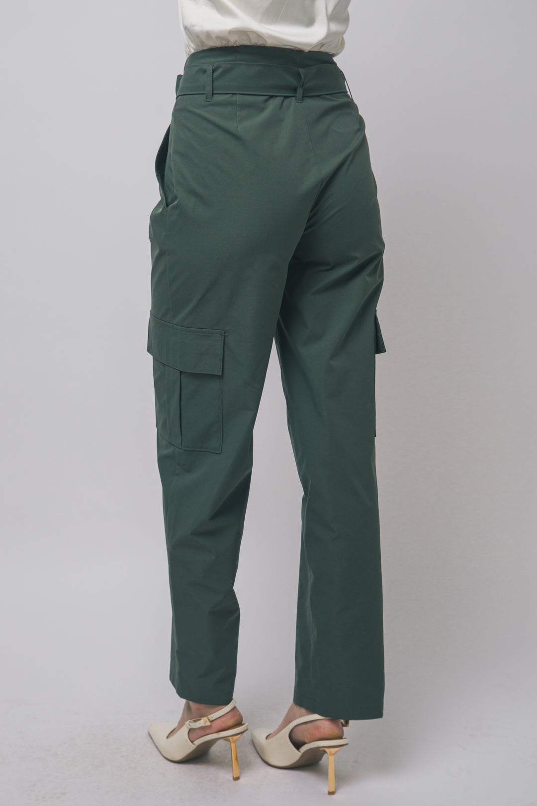 Pantalón estilo cargo de tiro alto con corte recto y cinturón de la misma tela ajustarse a la cintura