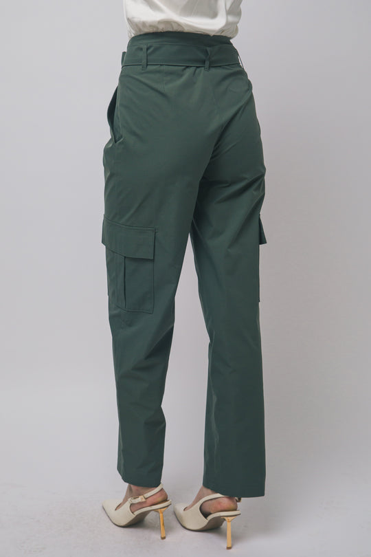 Pantalón estilo cargo de tiro alto con corte recto y cinturón de la misma tela ajustarse a la cintura