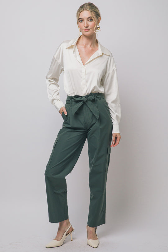 Pantalón estilo cargo de tiro alto con corte recto y cinturón de la misma tela ajustarse a la cintura