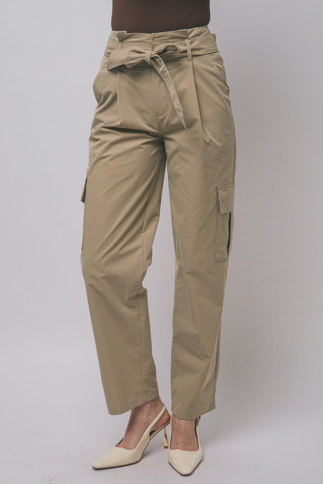 Pantalón estilo cargo de tiro alto con corte recto y cinturón de la misma tela ajustarse a la cintura