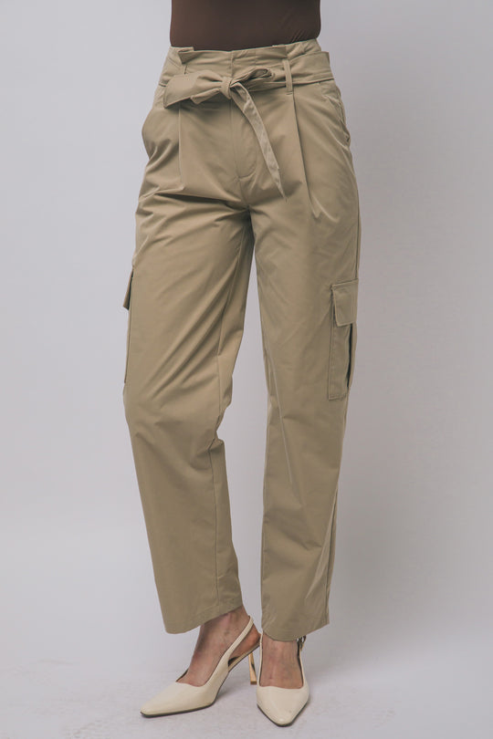 Pantalón estilo cargo de tiro alto con corte recto y cinturón de la misma tela ajustarse a la cintura