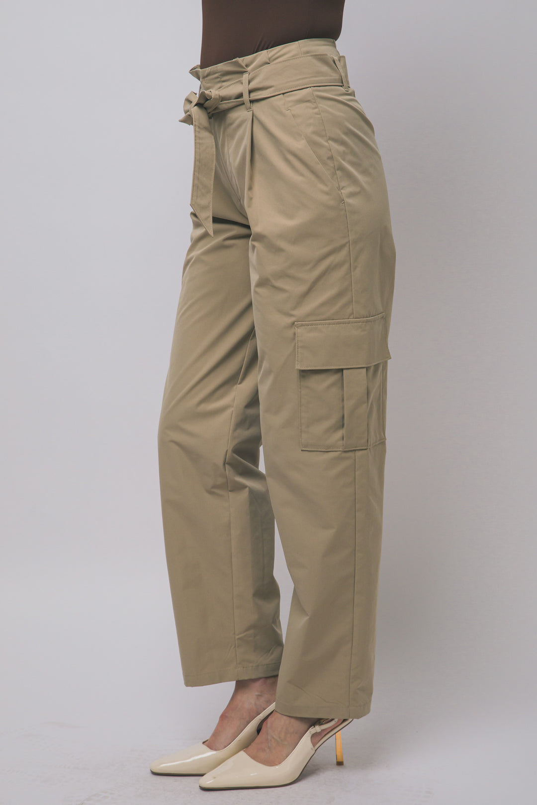 Pantalón estilo cargo de tiro alto con corte recto y cinturón de la misma tela ajustarse a la cintura