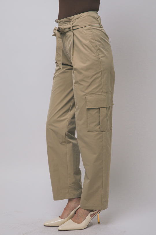 Pantalón estilo cargo de tiro alto con corte recto y cinturón de la misma tela ajustarse a la cintura