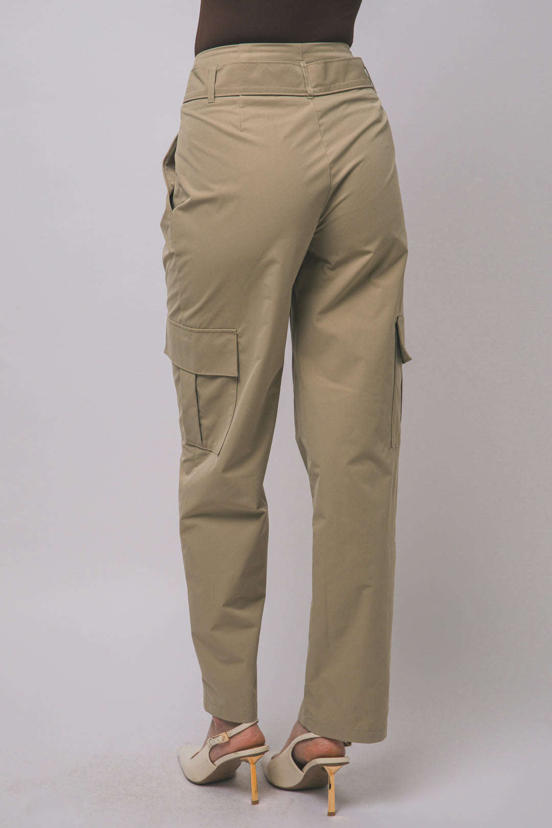 Pantalón estilo cargo de tiro alto con corte recto y cinturón de la misma tela ajustarse a la cintura