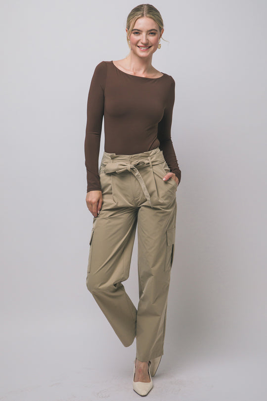 Pantalón estilo cargo de tiro alto con corte recto y cinturón de la misma tela ajustarse a la cintura