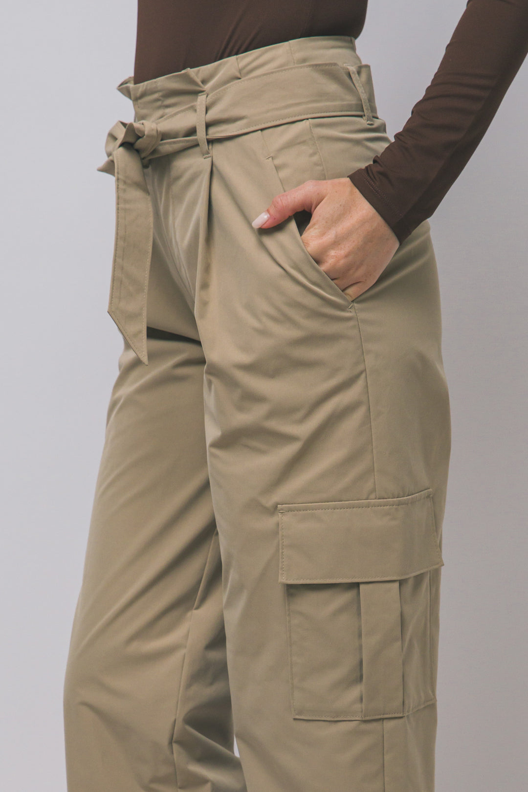 Pantalón estilo cargo de tiro alto con corte recto y cinturón de la misma tela ajustarse a la cintura