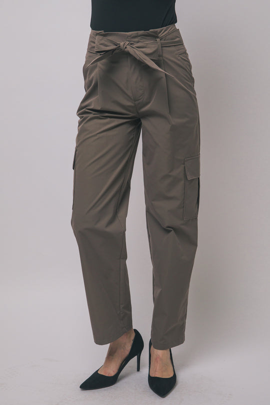 Pantalón estilo cargo de tiro alto con corte recto y cinturón de la misma tela ajustarse a la cintura