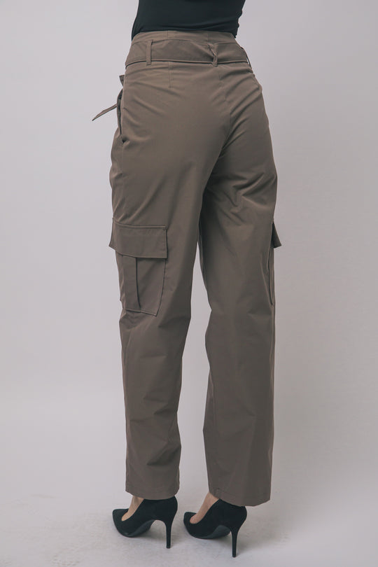 Pantalón estilo cargo de tiro alto con corte recto y cinturón de la misma tela ajustarse a la cintura