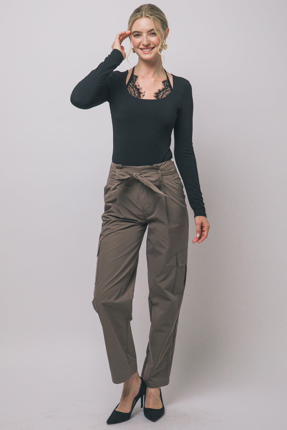Pantalón estilo cargo de tiro alto con corte recto y cinturón de la misma tela ajustarse a la cintura