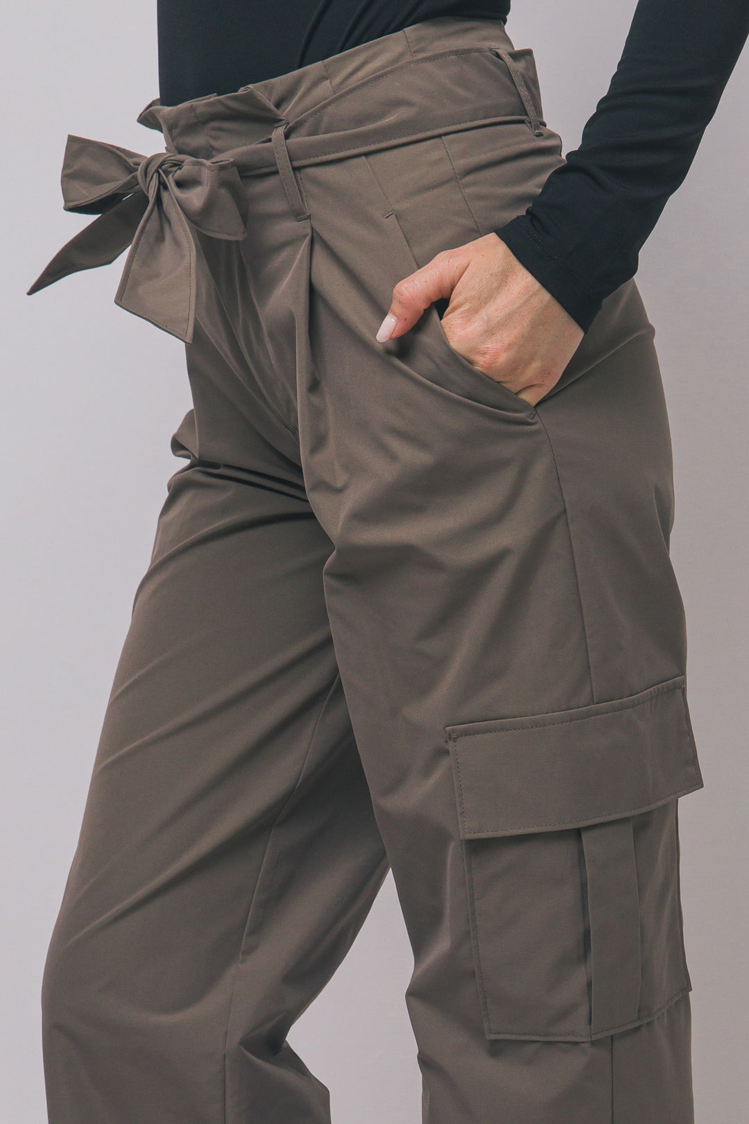 Pantalón estilo cargo de tiro alto con corte recto y cinturón de la misma tela ajustarse a la cintura