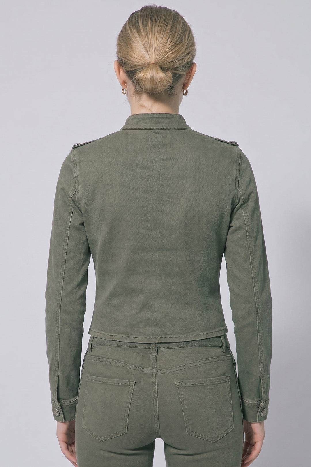 Saco / chamarra de estilo militar con corte estructurado y entallado