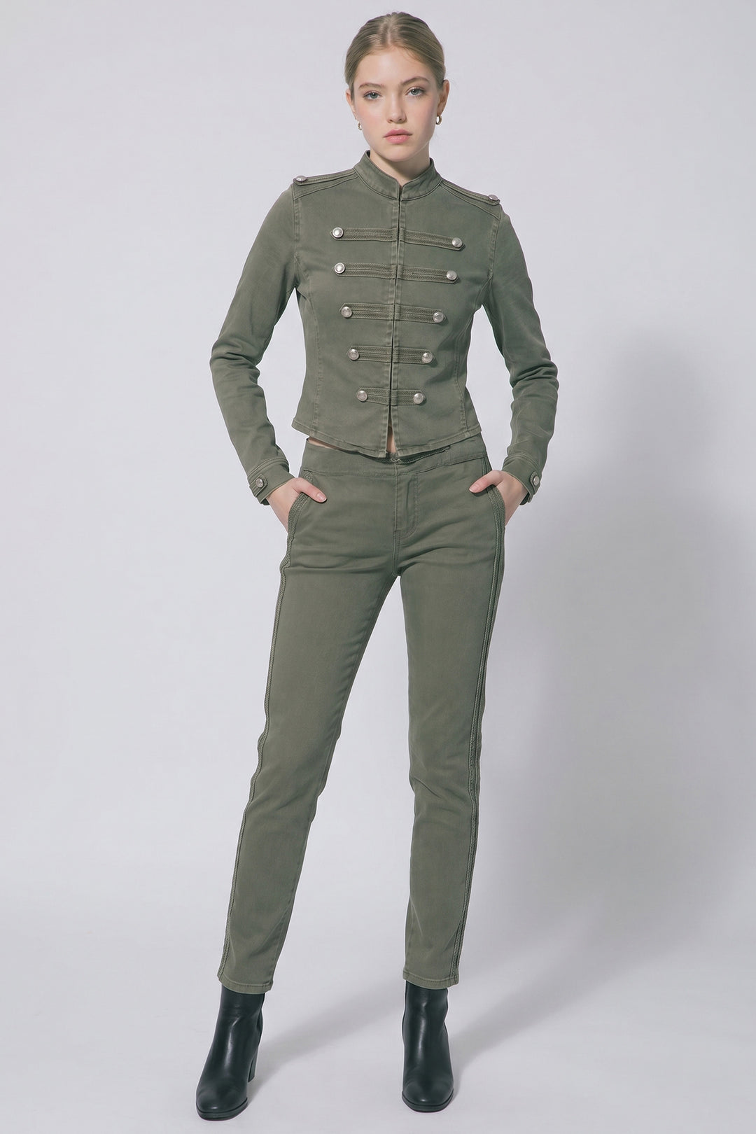 Saco / chamarra de estilo militar con corte estructurado y entallado