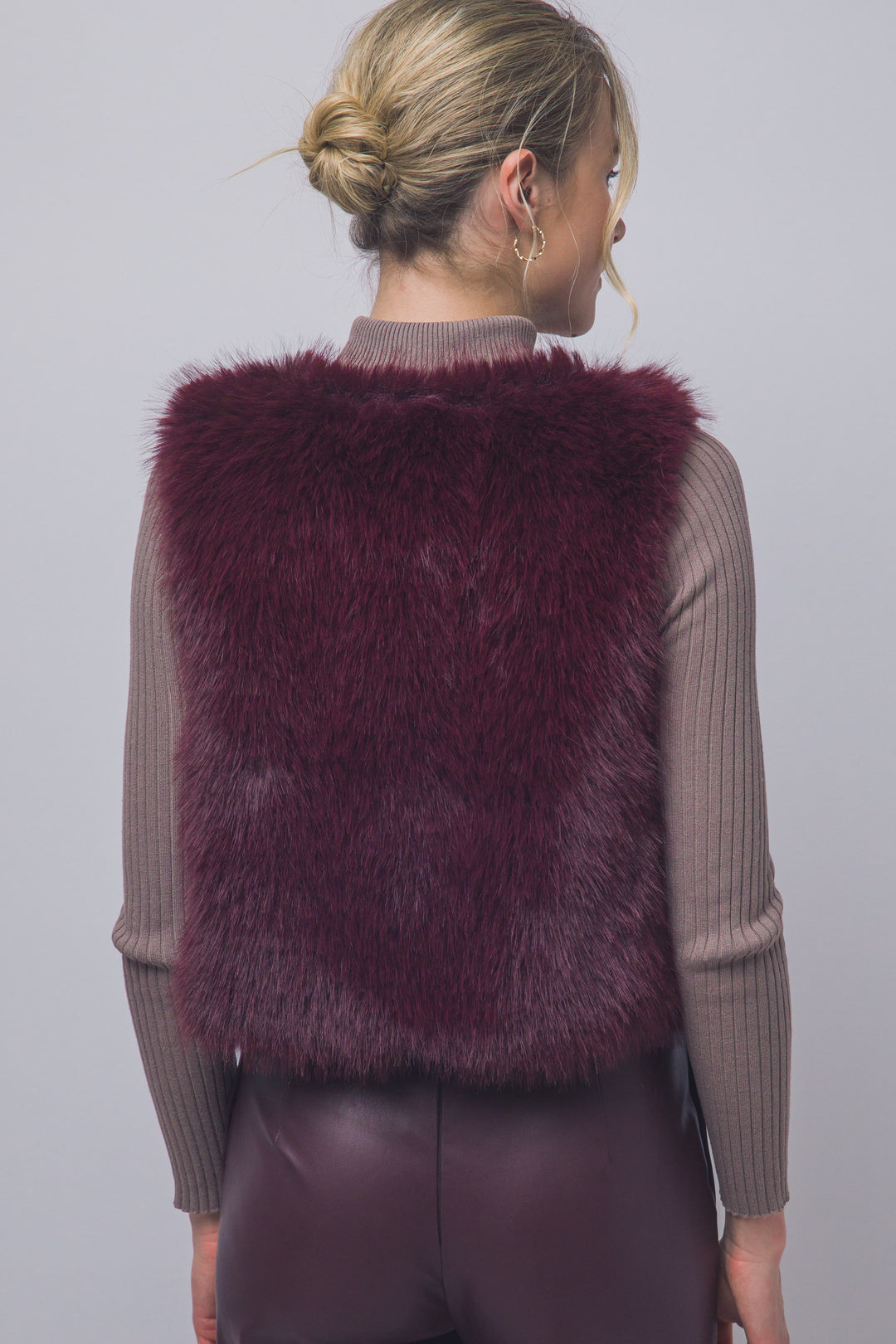 Chaleco corto de pelo sintético (faux fur) de textura ultra suave, peluda y de tacto acogedor.