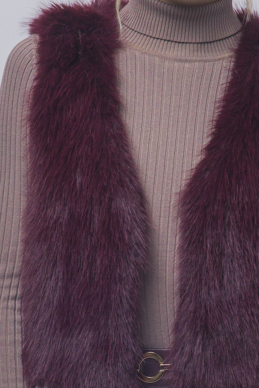 Chaleco corto de pelo sintético (faux fur) de textura ultra suave, peluda y de tacto acogedor.