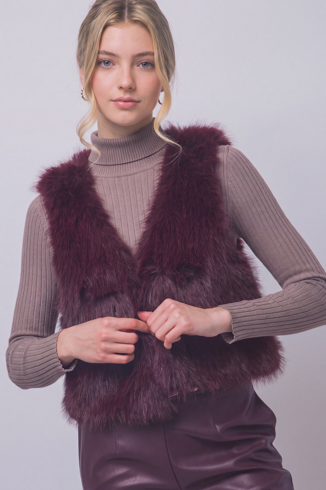 Chaleco corto de pelo sintético (faux fur) de textura ultra suave, peluda y de tacto acogedor.