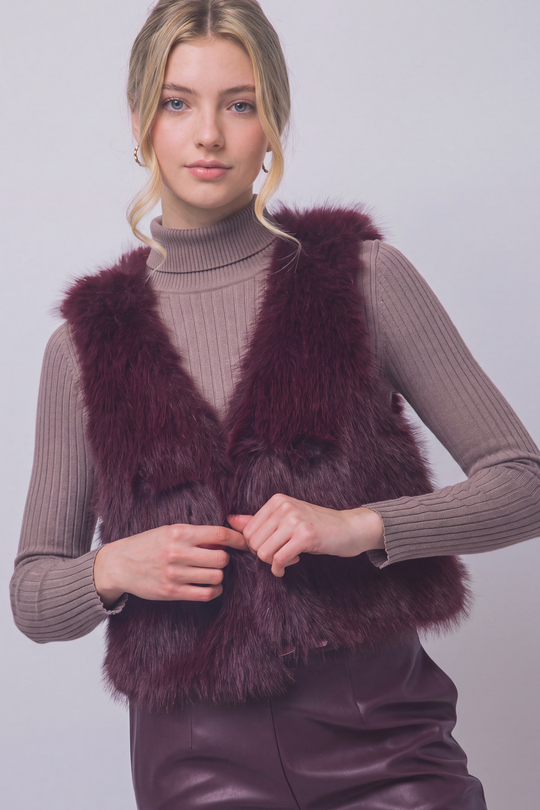 Chaleco corto de pelo sintético (faux fur) de textura ultra suave, peluda y de tacto acogedor.