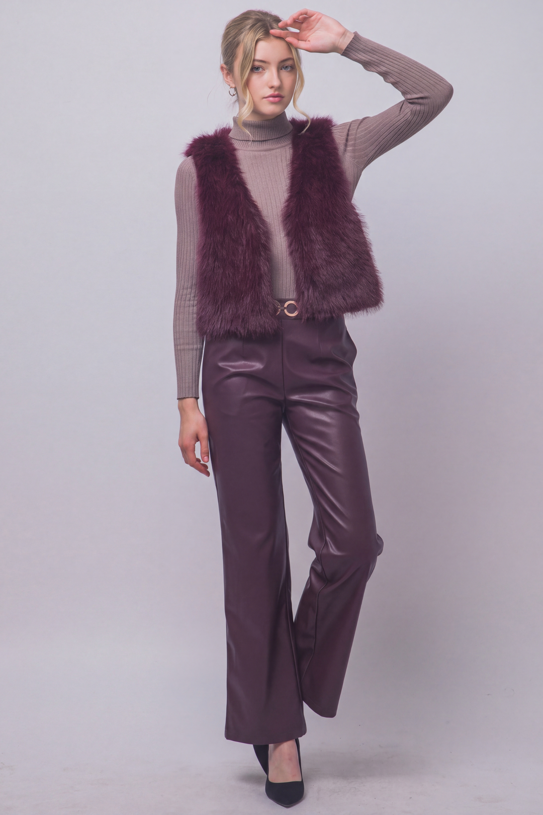Chaleco corto de pelo sintético (faux fur) de textura ultra suave, peluda y de tacto acogedor.
