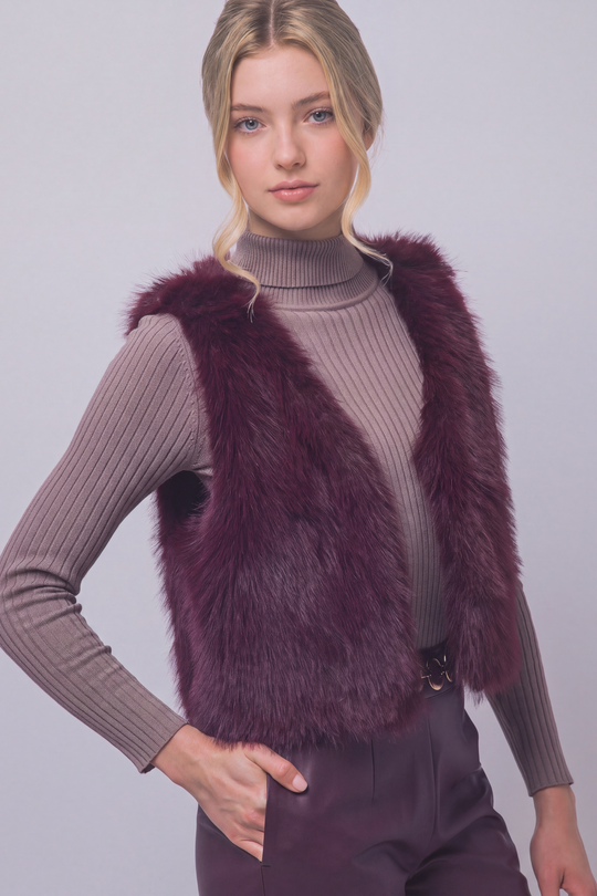 Chaleco corto de pelo sintético (faux fur) de textura ultra suave, peluda y de tacto acogedor.