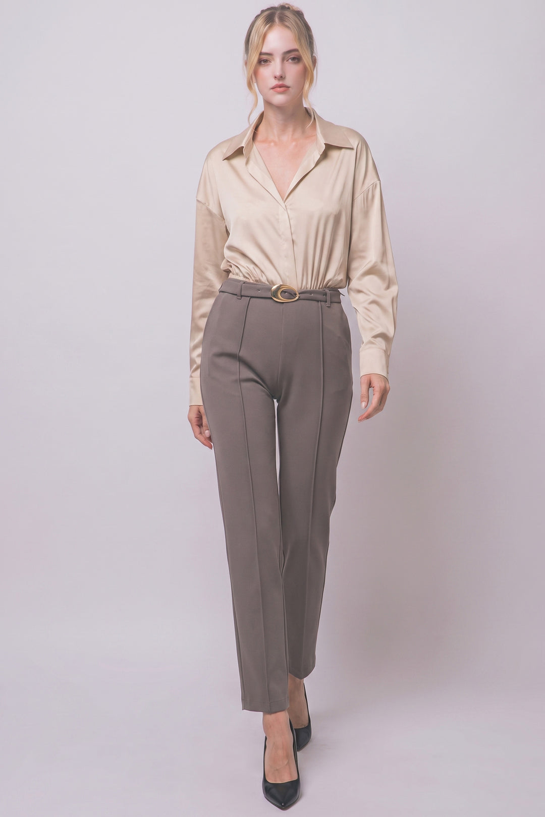 Pantiblusa estilo camisa satinada en tono perla/champán, diseñada para brindar un ajuste elegante y estilizado.