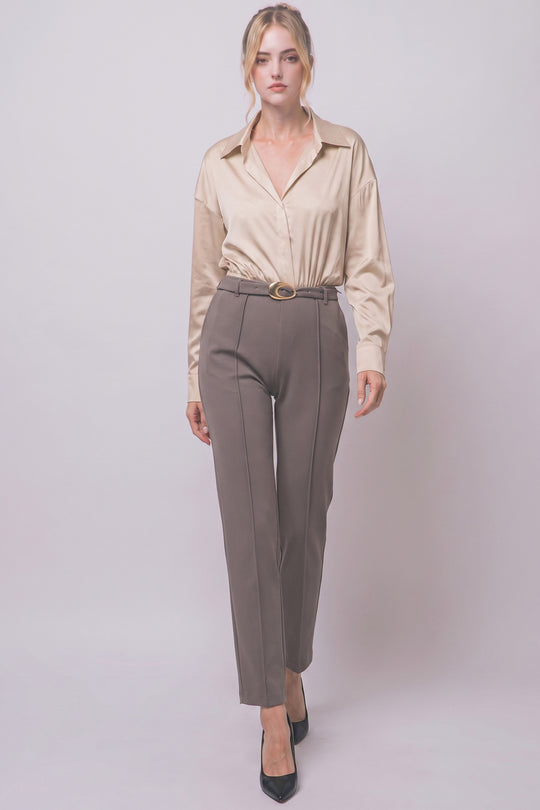 Pantiblusa estilo camisa satinada en tono perla/champán, diseñada para brindar un ajuste elegante y estilizado.