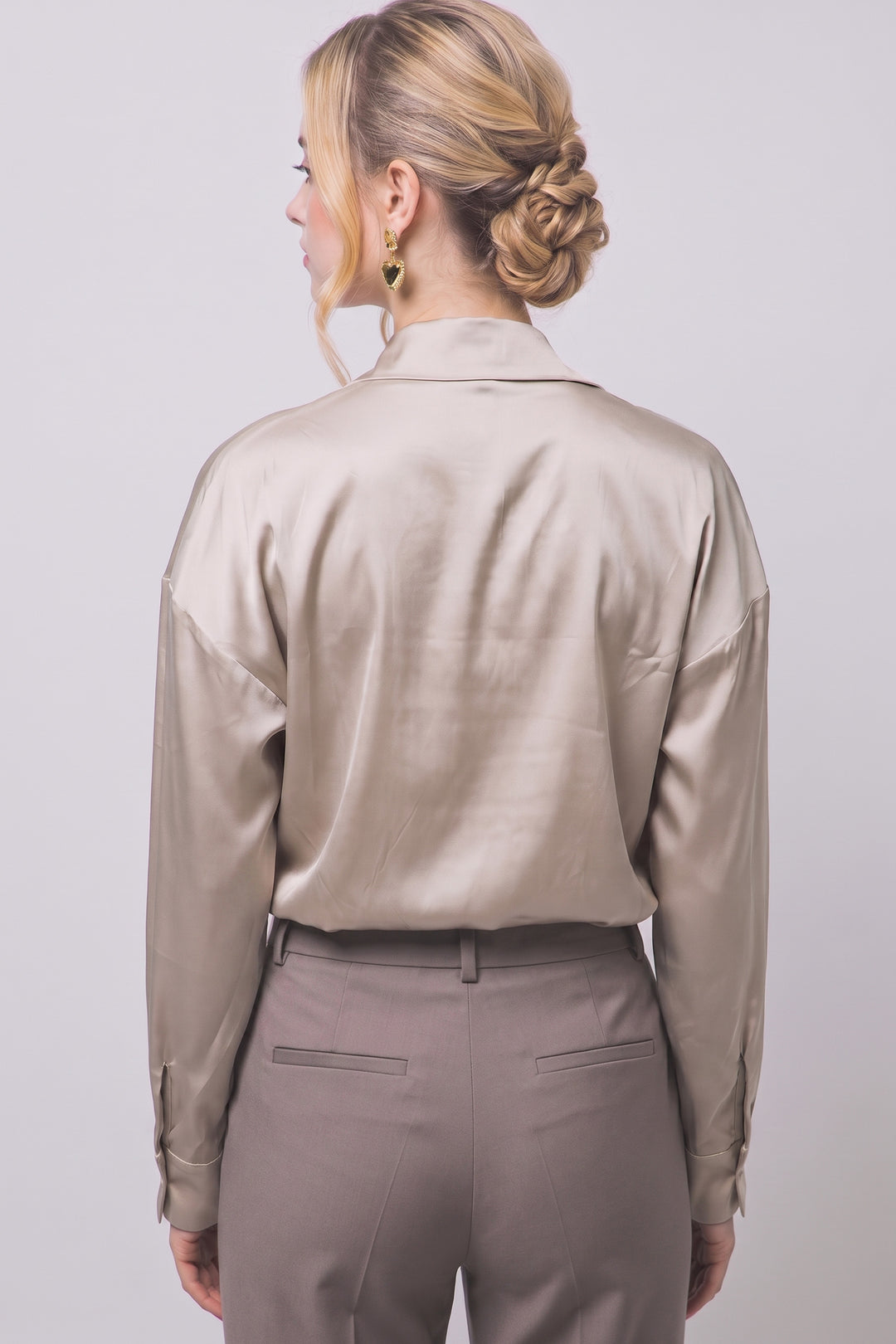 Pantiblusa estilo camisa satinada en tono perla/champán, diseñada para brindar un ajuste elegante y estilizado.