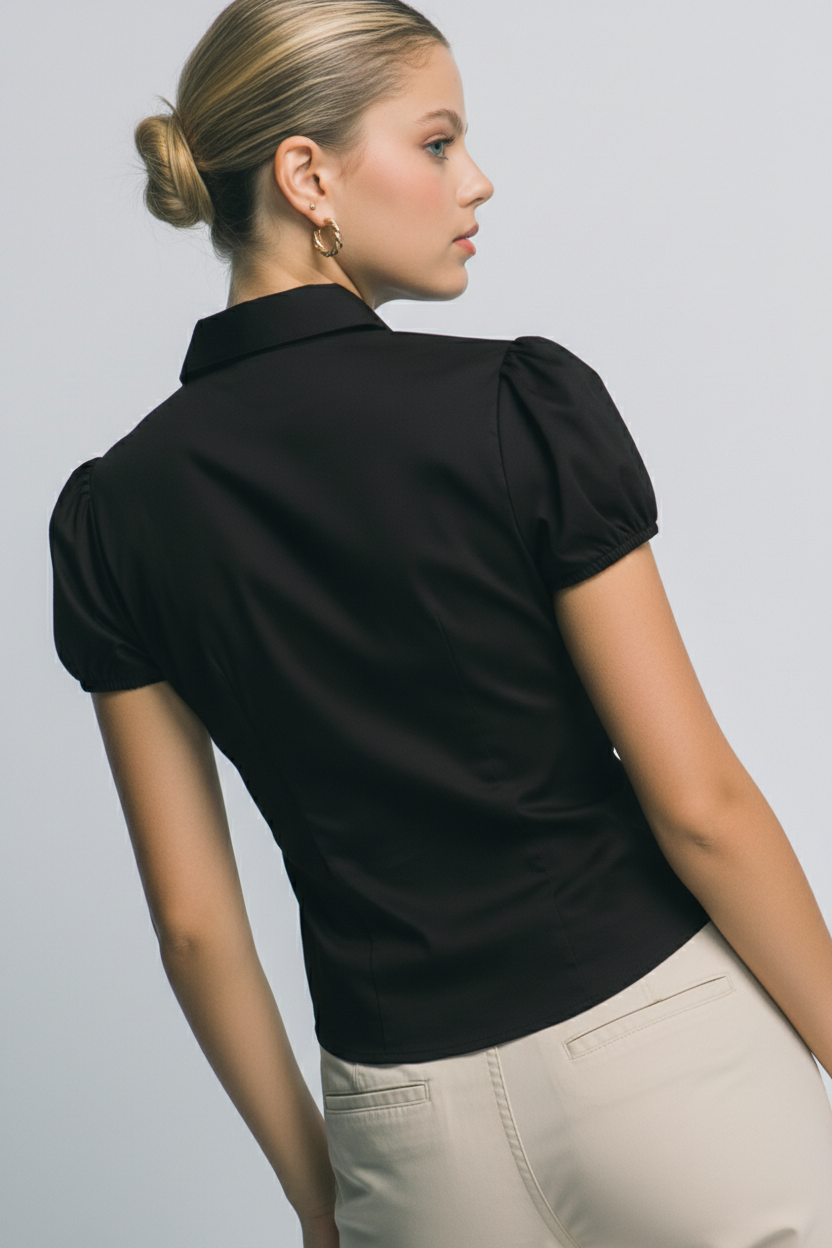 Blusa Negra Entallada de Manga Corta con Fruncido en Pecho para Mujer