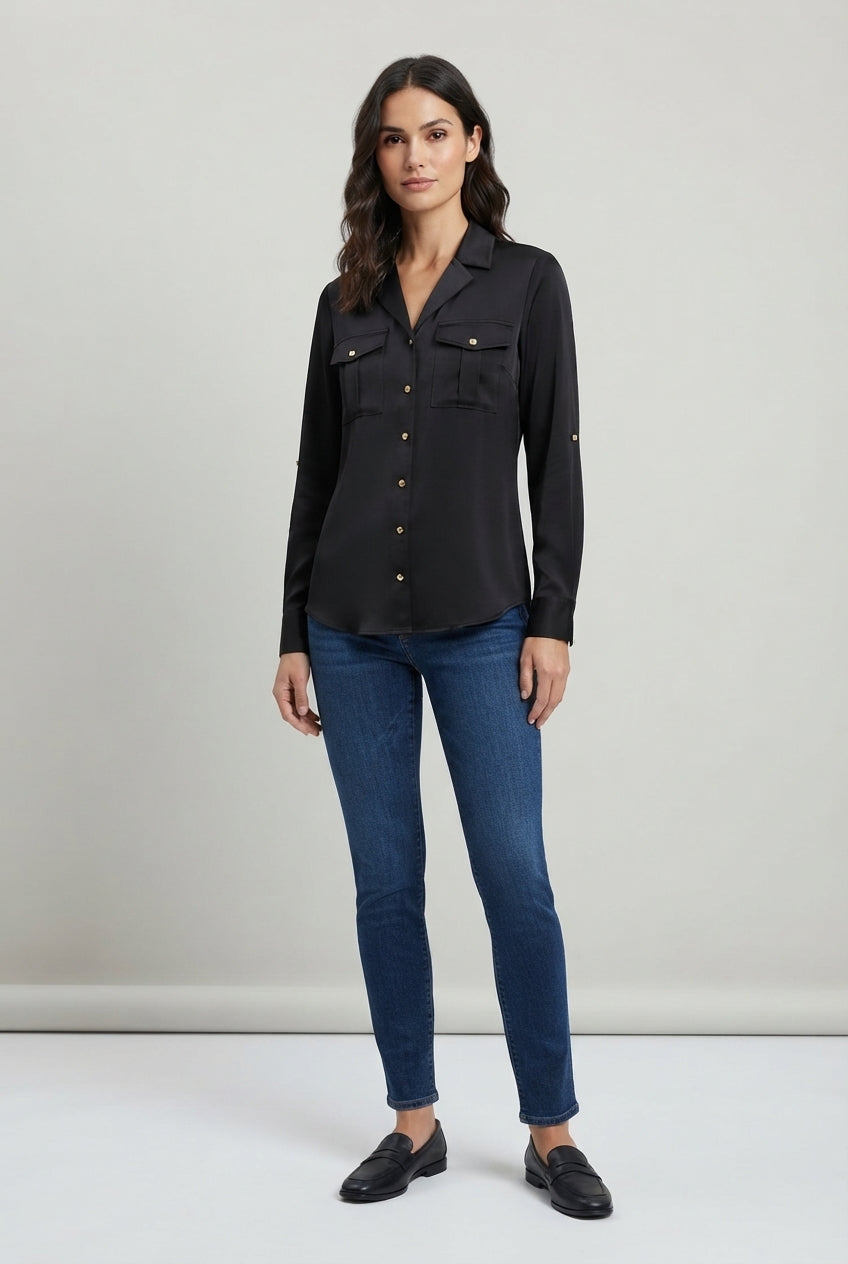 Blusa camisera lisa con un estilo sofisticado y moderno.
