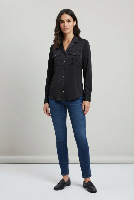 Blusa camisera lisa con un estilo sofisticado y moderno.