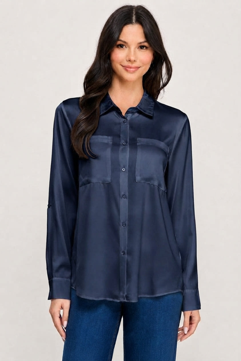 Blusa camisera satinada acabado suave y ligero.