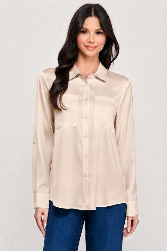 Blusa camisera satinada acabado suave y ligero.