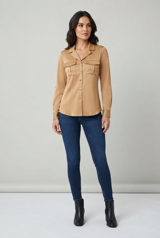 Blusa camisera lisa con un estilo sofisticado y moderno.