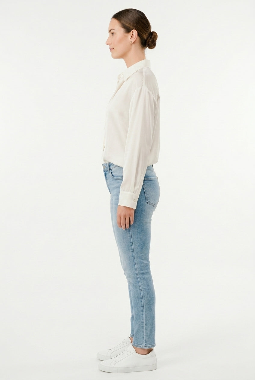 Blusa elegante camisa de manga larga, confeccionada con un tejido ligero y fluido