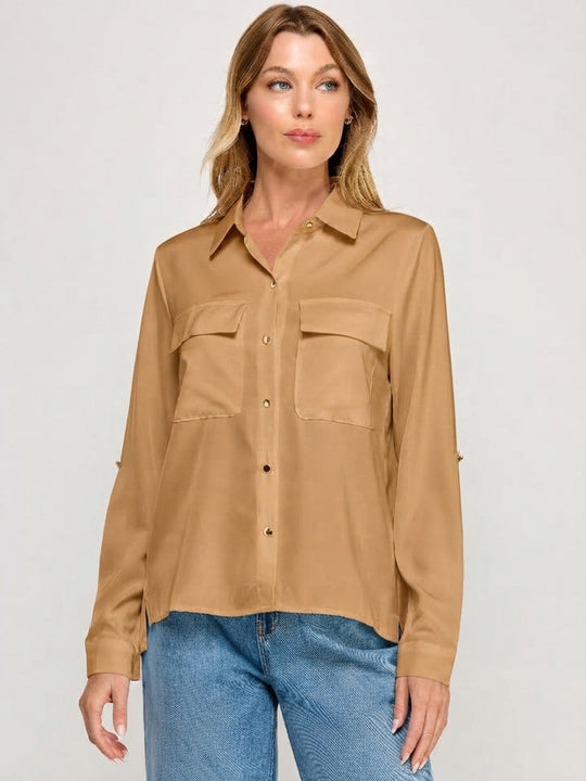 Blusa Satinada Elegante con Bolsillos de Solapa y Botones Metálicos