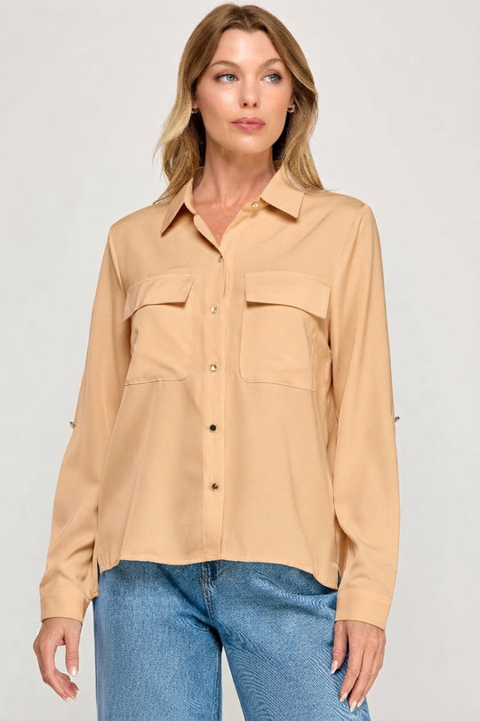 Blusa Satinada Elegante con Bolsillos de Solapa y Botones Metálicos