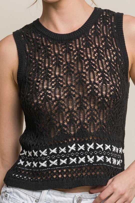 Blusa de tejido calado sin mangas es la pieza perfecta para lograr un estilo boho-chic fresco y relajado