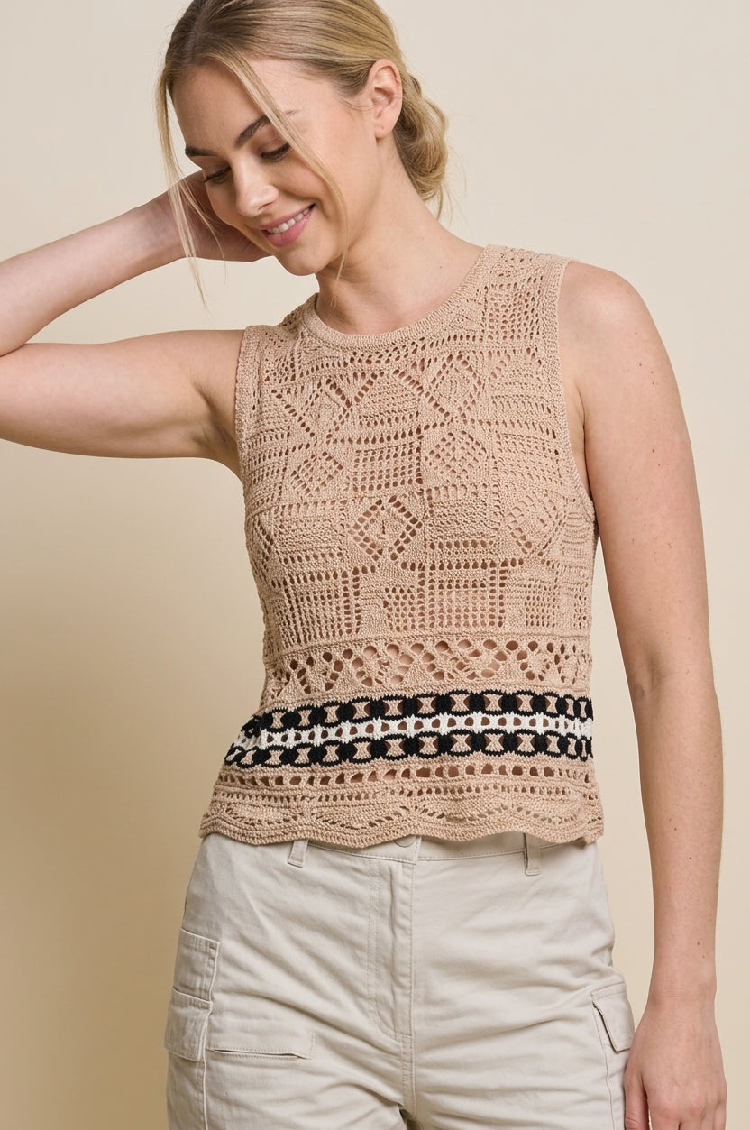 Blusa de tejido calado sin mangas es la pieza perfecta para lograr un estilo boho-chic fresco y relajado