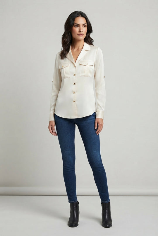 Blusa camisera lisa con un estilo sofisticado y moderno.