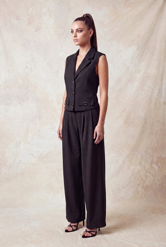 Chaleco elegante estilo  sastre de corte entallado y diseño sin mangas.