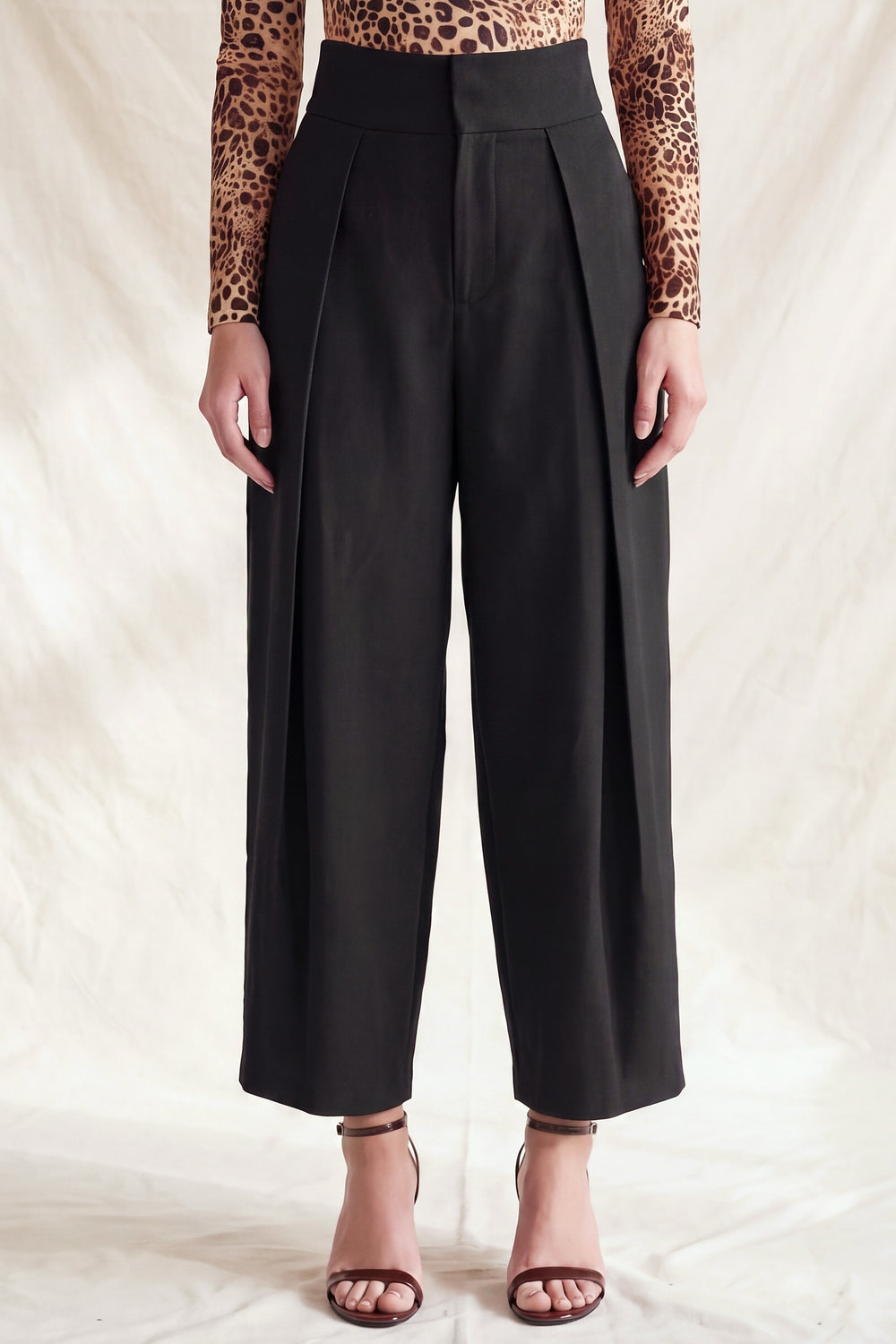 Pantalón  talle alto con diseño estructurado de pierna ancha
