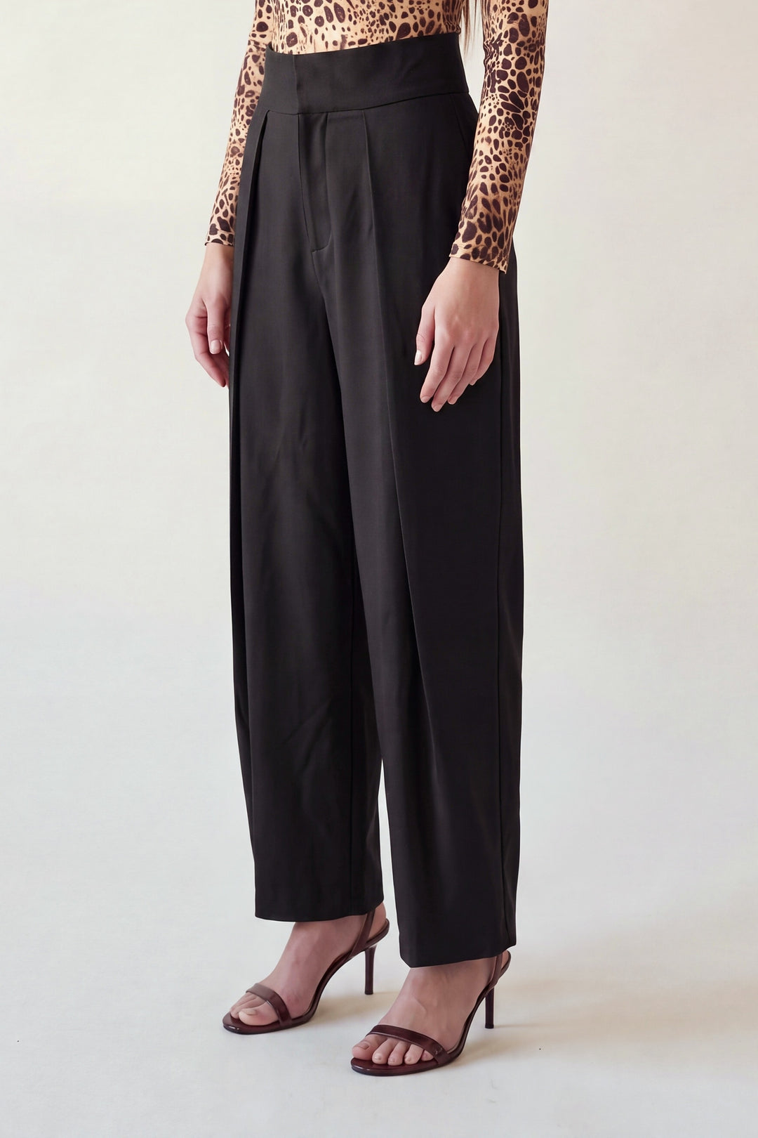 Pantalón  talle alto con diseño estructurado de pierna ancha
