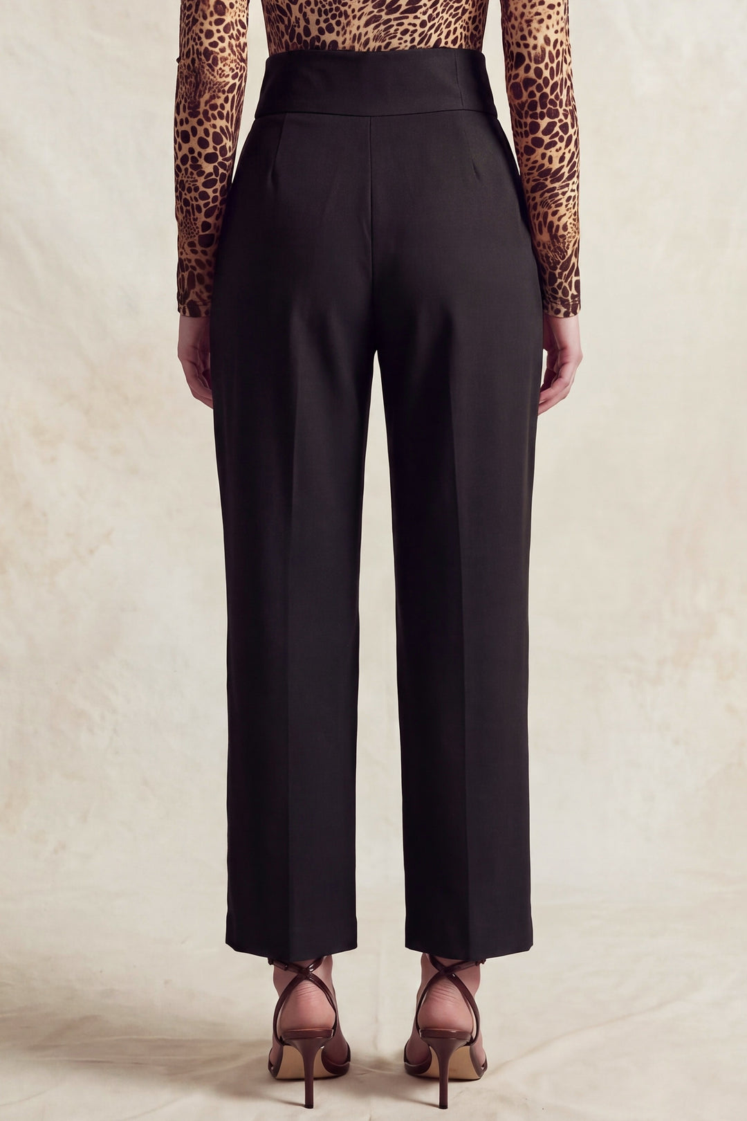 Pantalón  talle alto con diseño estructurado de pierna ancha