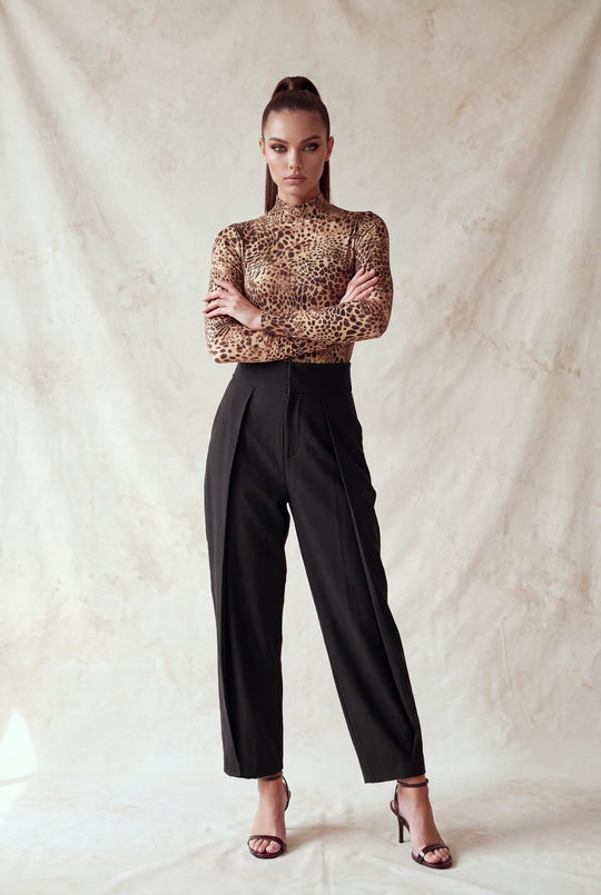 Pantalón  talle alto con diseño estructurado de pierna ancha