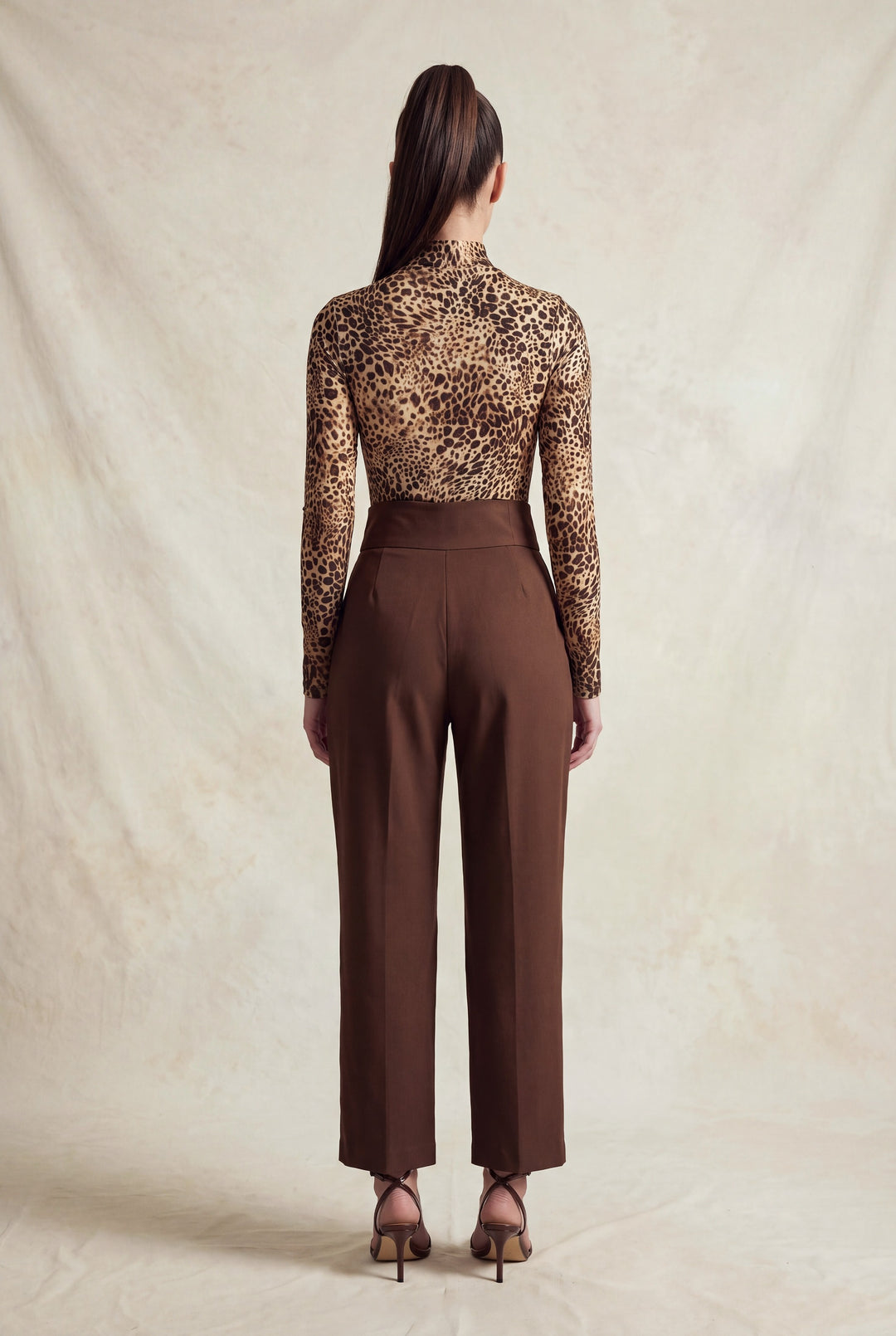 Pantalón  talle alto con diseño estructurado de pierna ancha